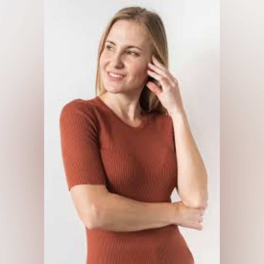 Peruvian Connection Ribbed Short-Sleeve Crew Sweater in Rust